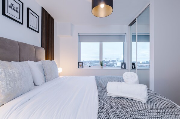 2 bedrooms, iron/ironing board, free WiFi, bed sheets - Mcr Luxury 2 Bedroom Apartment Great Location (Salford)