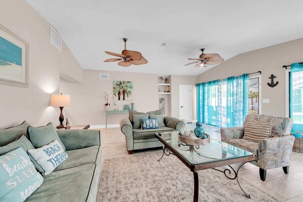 Téléviseur, foyer, table de baby-foot, bureau