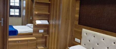 1 bedroom, bed sheets