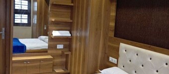 Peaceful location, clean room, near to Mahakal Jyotirling - Chandra