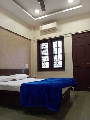 1 bedroom, bed sheets - Peaceful location, clean room, near to Mahakal Jyotirling - Chandra (Ujjain)