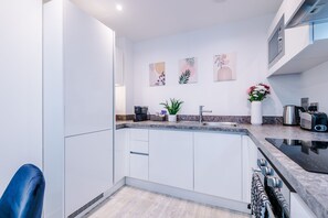 Apartament | Cuina privada | Frigorífic, microones, forn i placa de cuina