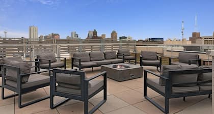 Milwaukee Fabulous 1BD 1BA Downtown Apartment