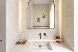 Dusj, hårføner og håndklær