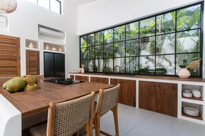 Kjøleskap, ovn, kokeplater og kaffetrakter/tekoker