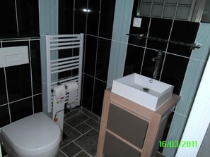 Hair dryer, towels, soap, toilet paper - Versailles Avec le Calme (Ville-d'Avray)