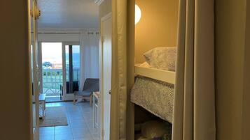 1 quarto, cofres nos quartos, ferros/tábuas de passar roupa