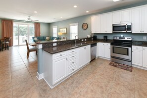 Kjøleskap, mikrobølgeovn, kokeplater og oppvaskmaskin