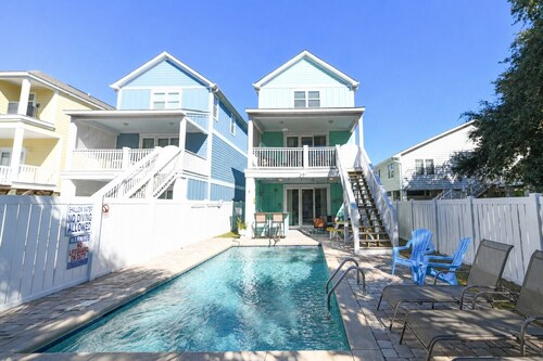 Walk to the Beach 5 BR Beach House with a Private Pool! A Copa Banana