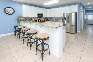 Réfrigérateur, micro-ondes, plaque de cuisson, lave-vaisselle