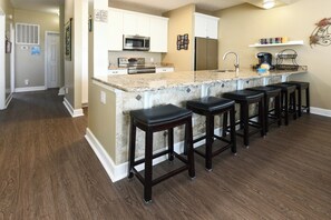 Kühlschrank, Mikrowelle, Herdplatte, Geschirrspüler