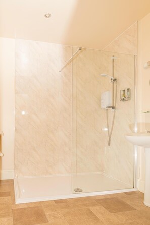 Kostenlose Toilettenartikel, Handtücher, Seife, Shampoo