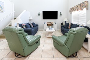 TV - 4 BR Beach House with a Shared Pool! A Wave From It All (Surfside Beach)