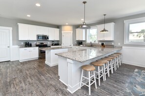 Køleskab, mikrobølgeovn, ovn, kogeplade