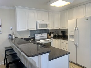 Geladeira, micro-ondas, fogão, cooktop