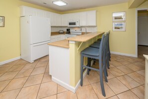 Een koelkast, een magnetron, een kookplaat, een vaatwasser