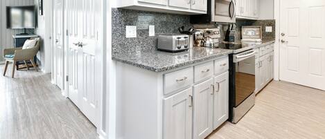 Frigorífico, microondas, placa de cocina y lavavajillas