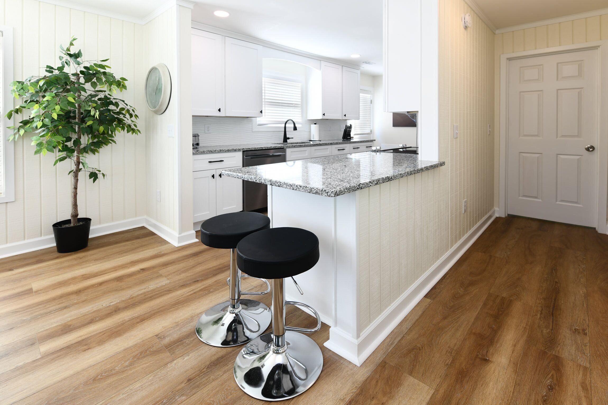 Kjøleskap, mikrobølgeovn, kokeplater og oppvaskmaskin