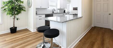 Refrigerador, microondas, placa de cocina, lavavajillas