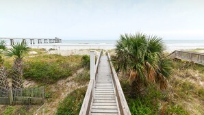 On the beach - Pet-Friendly Oceanfront 4 BR Beach House in Surfside Beach! Sunny Delight (Surfside Beach)