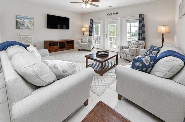 TV - Walk to the Beach 5 BR Beach House with a Private Pool! Meet At The Beach (Surfside Beach)