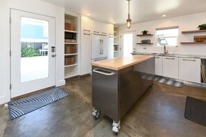 冷蔵庫、電子レンジ、コンロ、食器洗い機