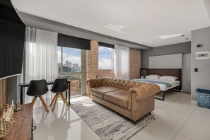 1 室のベッドルーム、デスク、アイロン / アイロン台、旅行用ベビーベッド