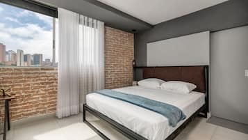 1 habitación, escritorio, tabla de planchar con plancha y cuna de viaje