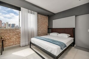1 habitación, escritorio, tabla de planchar con plancha y cuna de viaje 