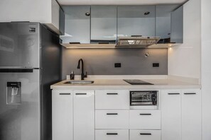 冷蔵庫、電子レンジ、オーブン、コンロ