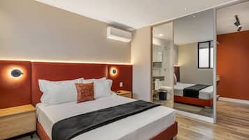 1 quarto, escrivaninha, ferros/tábuas de passar roupa, berço de viagem