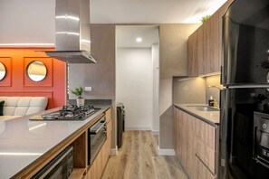 Kühlschrank, Mikrowelle, Ofen, Herdplatte