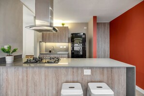 Køleskab, mikrobølgeovn, ovn, kogeplade