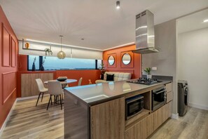 Frigorífico, microondas, horno y placa de cocina