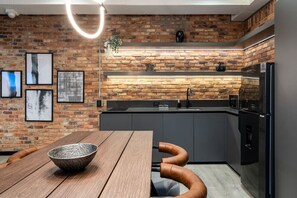 Fridge, microwave, oven, stovetop - Luxury 3BR Apt with private Jacuzzi and Pool table (Medellín)