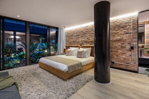 3 slaapkamers, een bureau, een strijkplank/strijkijzer, reisbedje