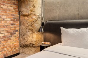 3 bedrooms, desk, iron/ironing board, travel crib