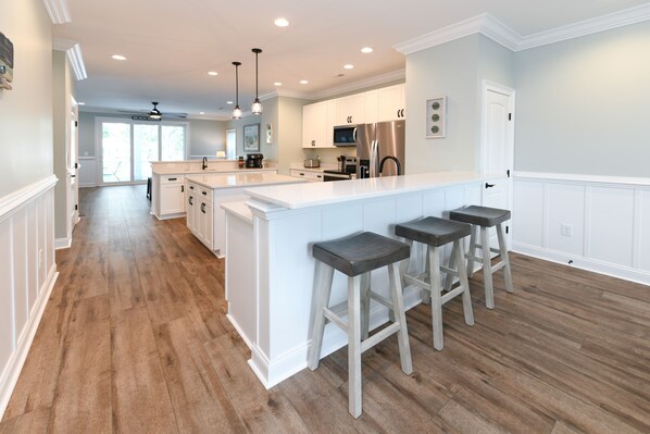 冷蔵庫、電子レンジ、オーブン、コンロ