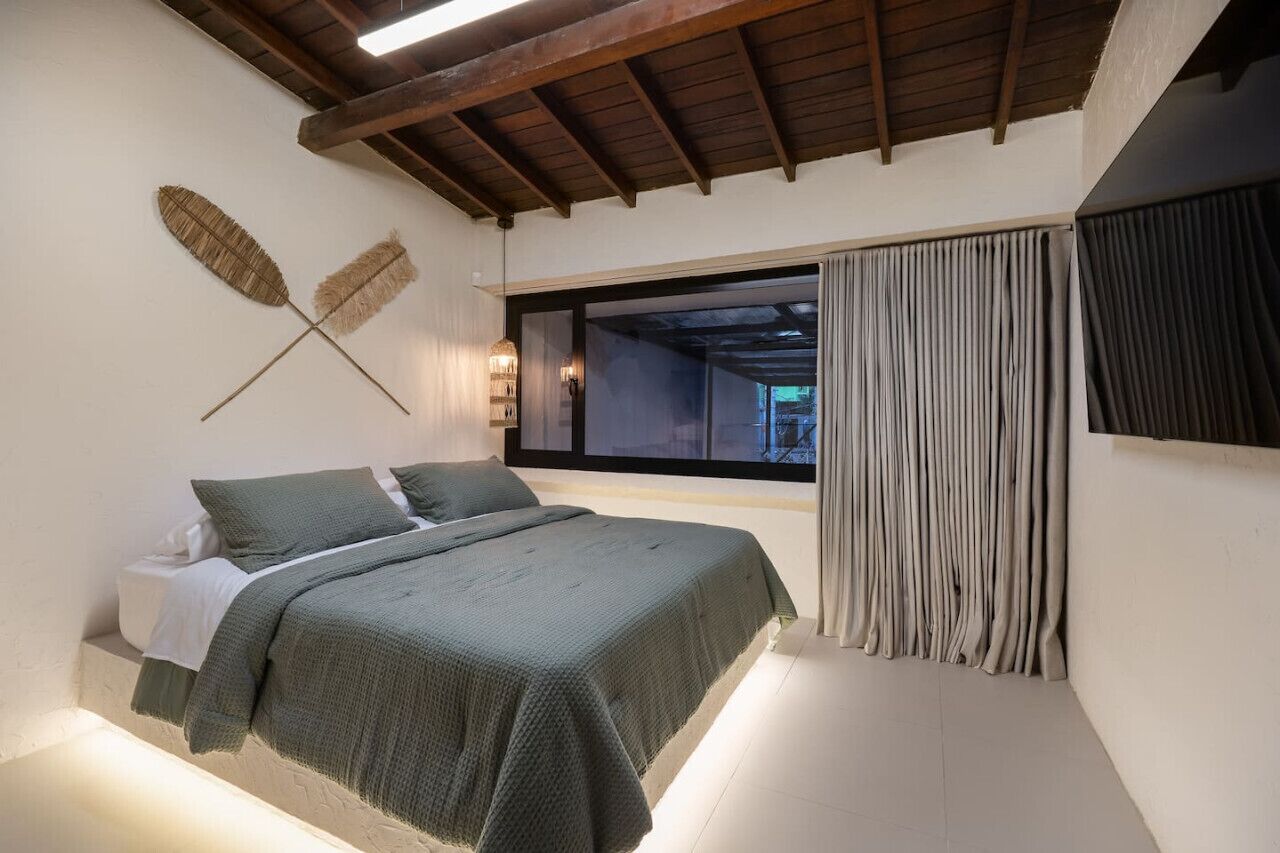 5 habitaciones, escritorio y tabla de planchar con plancha 
