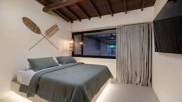 5 habitaciones, escritorio y tabla de planchar con plancha