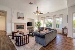 Smart TV, chimenea, mesa de ping pong, oficina