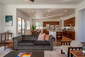 Smart TV, chimenea, mesa de ping pong, oficina