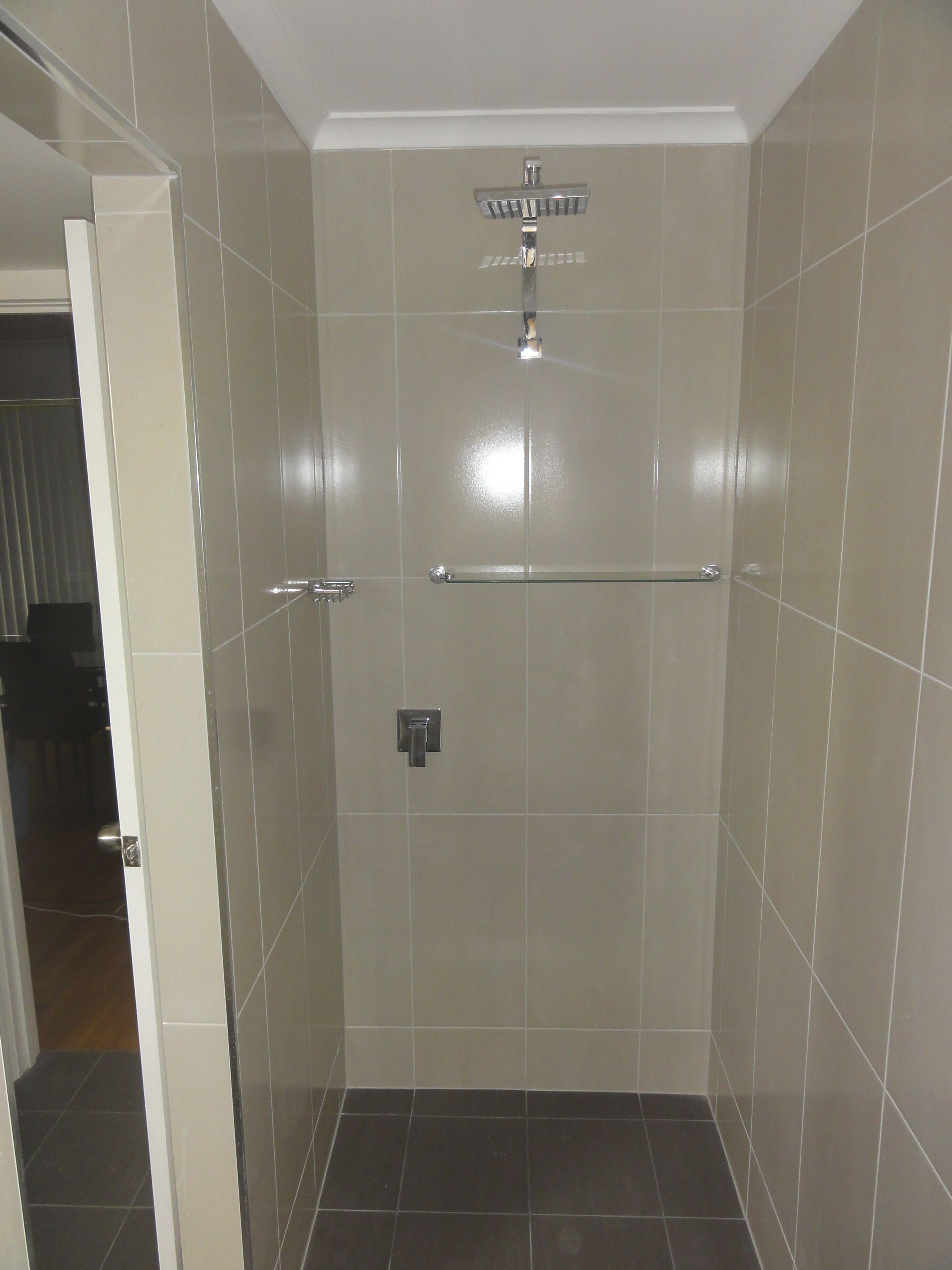 Douche, sèche-cheveux, serviettes fournies, savon