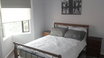 3 bedrooms, iron/ironing board, WiFi, bed sheets