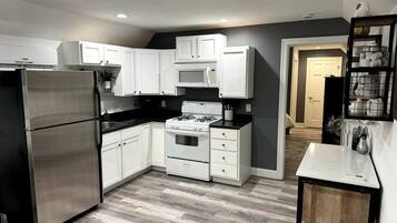 Een koelkast, een magnetron, een oven, een kookplaat