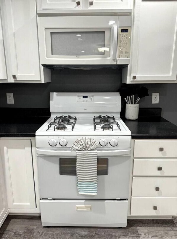 Refrigerador, microondas, horno y parrilla de estufa 