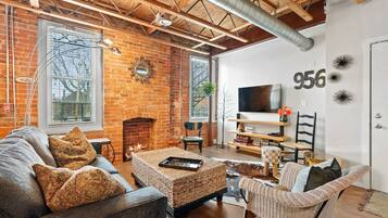 Een smart-tv en boeken