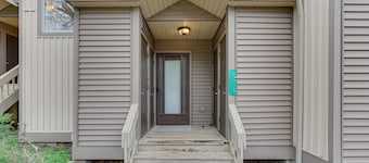 East Stroudsburg Townhouse < 1 Mi to Ski Area!