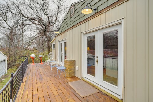 6 Mi to Lake Michigan: Coloma Farmhouse