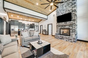 TV, fireplace - Near New Casino: Broken Bow Cabin w/ Hot Tub (Broken Bow)